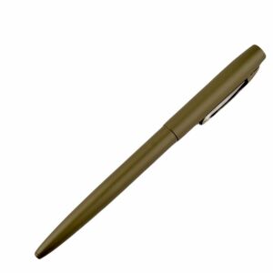 Widok pod kątem długopisu Fisher Space Pen Cap-O-Matic Cerakote OD Green - Toll & Ceruza