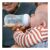 Хранене на бебе с шише Philips Avent Natural Response
