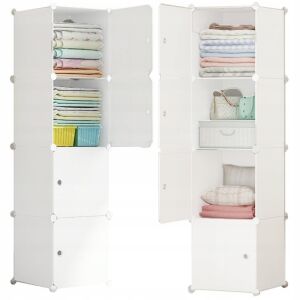 Modulárny biely šatník s otvorenými policami plnými oblečenia a úložných boxov. - Policové skrine