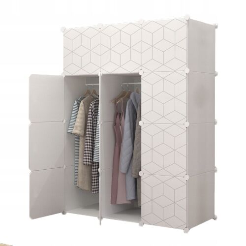 Geometrikus weißer modularer Kleiderschrank mit Kleidung