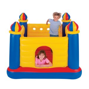Gyerekek játszanak az Intex Felfújható Kastély Ugrálóban - Intex
