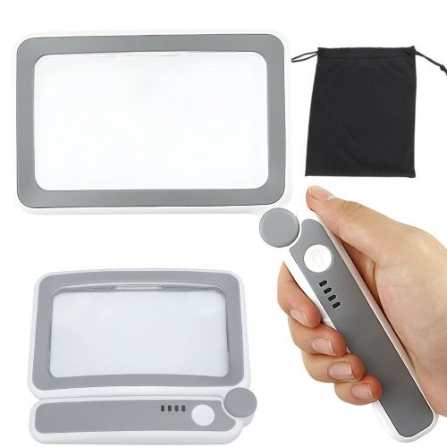 Megvilágított olvasó nagyító 4x-es lencsével, nyitott és zárt állapotban, kézben tartva