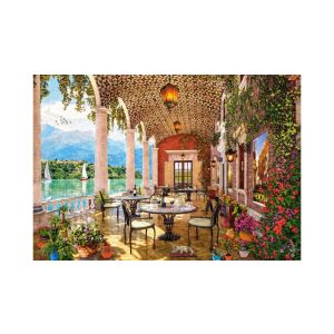 Terasa la malul lacului, puzzle 1500 de piese de la Castorland, prezintă o imagine detaliată a unei terase la malul lacului cu mese, scaune și flori - Castorland Puzzle