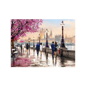 Puzzle Castorland 2000 de piese, A Long the River, prezintă o promenadă pitorească de-a lungul râului cu oameni care se plimbă pe calea de acces, un peisaj urban frumos în fundal și un copac înflorit în prim-plan - Castorland Puzzle