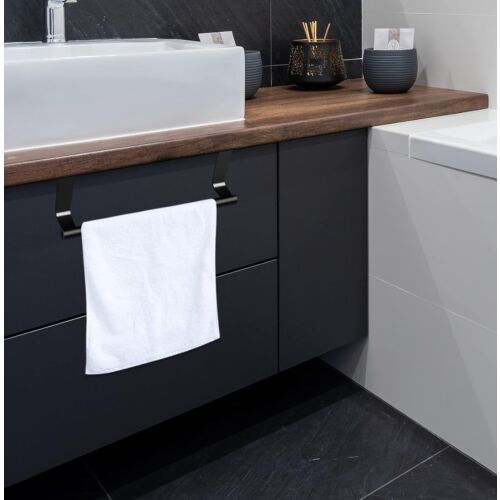 Fekete ajtóra szerelhető törölközőtartó fürdőszobai környezetben, fehér törölközővel