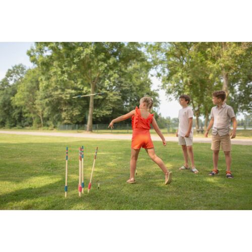 Gyermekek a BS Toys Javelin Throw játékkal játszanak a szabadban