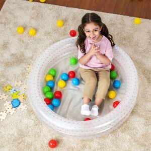 Boldog kislány játszik egy felfújható labdamedencében színes labdákkal - Bestway Gyerekmedence & Pancsoló