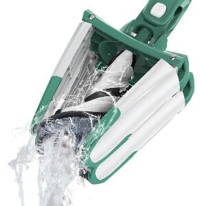 Flippy Flachwischer mit X-Wring-System in Aktion, presst Wasser aus dem Mikrofaserpad - Felmosó