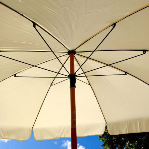 Krém színű kerti napernyő fa rúddal és alumínium vázszerkezettel