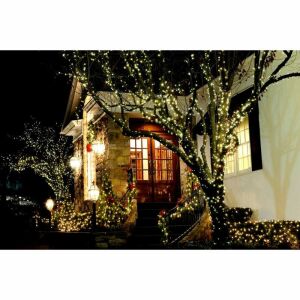 Ház meleg fehér fényfüzérrel díszítve karácsonyra - SIKS