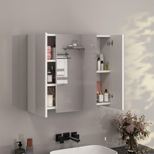 Moderner Badezimmerschrank mit dreiseitigem Spiegel, offene Ansicht mit Toilettenartikeln