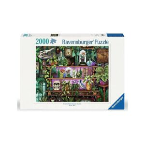 Ravensburger 2000 darabos kirakó, A boszorkány holmija, 12001416, egy részletes illusztrációt mutat be egy polcról, amely tele van varázsitalos üvegekkel, növényekkel és egyéb mágikus tárgyakkal - Ravensburger Puzzle