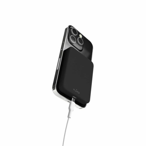 Puro Mini Power Mag 4200mAh fekete MagSafe külső akkumulátor iPhone-hoz csatlakoztatva
