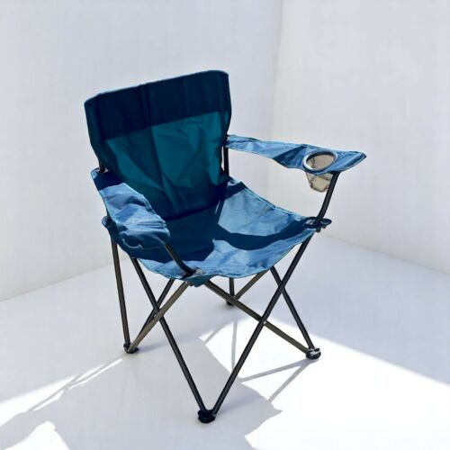 Összecsukható kempingszék háttámlával és sörtartóval, kék, fehér alapon elkülönítve