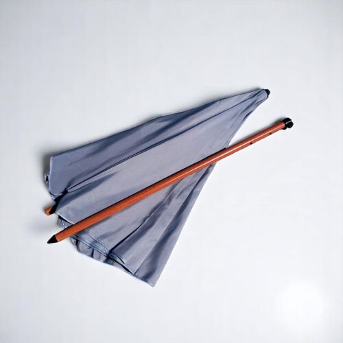 A 220 cm-es sötétszürke kerti napernyő összehajtott állapotban