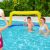 Kinder und Erwachsene spielen Wasserball mit aufblasbarem BESTWAY-Tor