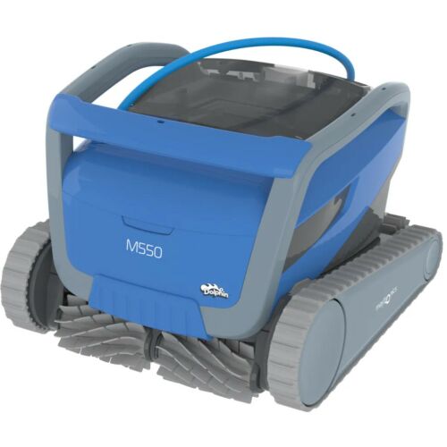 Maytronics Dolphin M550 Roboter-Poolreiniger, blau, mit Rädern und Bürsten, vor weißem Hintergrund
