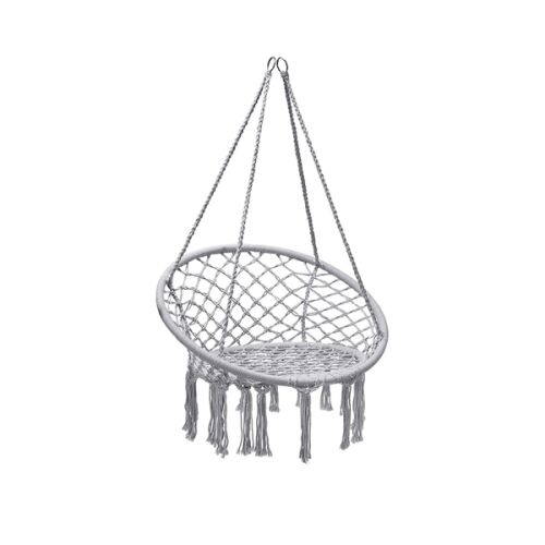 Grauer Makramee-Hängesessel isoliert auf Weiß