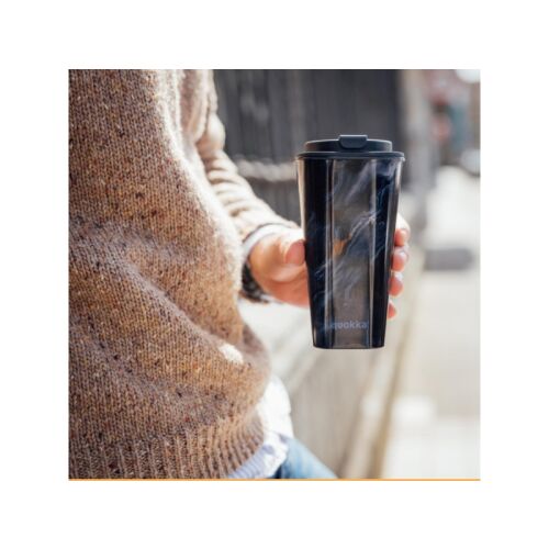 Quokka Flux 450ml termosz bögre Dark Stone mintával, kézben tartva