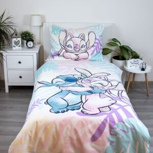 Set de lenjerie Disney Lilo & Stitch, cu Stitch și Angel îmbrățișându-se pe un fundal alb cu frunze tropicale, husă de plapumă 140x200cm și feță de pernă 70x90cm - Lenjerie de pat