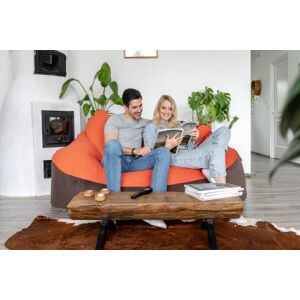 Pár pihen egy ZigZag Family3 háromszemélyes babzsák kanapén - Babzsákfotel & Ülőke