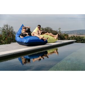 Emberek pihennek ZigiSUN Garden babzsák nyugágyakon a medence mellett - Babzsákfotel & Ülőke
