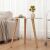 Kleiner runder Couchtisch mit weißer Platte und Holzbeinen in einem Wohnzimmer