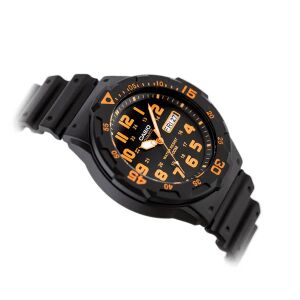 Casio MRW-200H-4B Herren Sportuhr schwarz und orange, schräge Ansicht - Casio