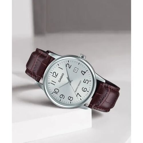 Casio MTP-V002L-7B2 Herrenuhr mit braunem Lederarmband und silbernem Zifferblatt
