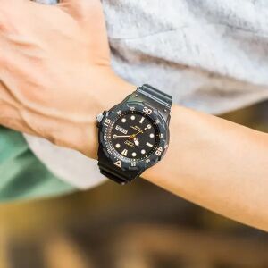 Casio MRW-200H-1E fekete férfi karóra csuklón - Casio