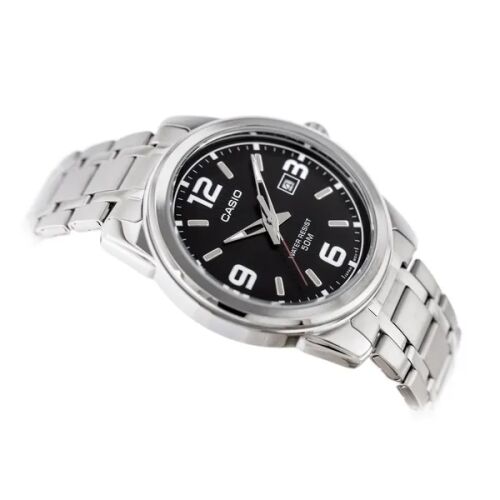 Casio MTP-1314D-1AV Herren-Edelstahluhr in schräger Ansicht