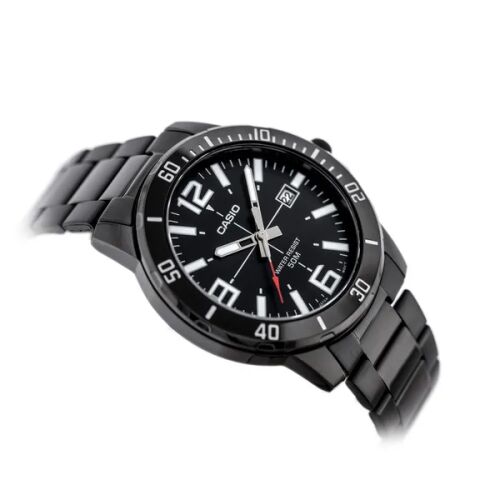 Schräge Ansicht der Casio MTP-VD01B-1B Herrenuhr aus schwarzem Edelstahl