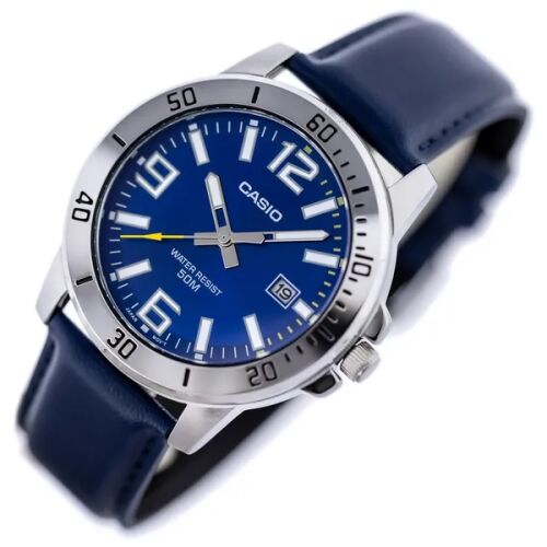 Ukośny widok męskiego zegarka Casio MTP-VD01L-2BV z niebieską tarczą i datownikiem