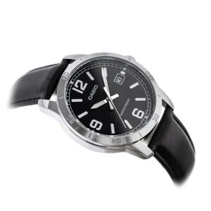 Casio MTP-V004L-1B férfi karóra ferde nézetben fehér háttérrel - Casio