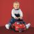 Kind spielt mit Smoby Auto Ride-on roter Lauflernhilfe und Rutschauto