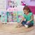 Dijete se igra s Gabby's Dollhouse i setom Gabby's Flower-rific Garden