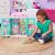 Дете играе с Gabby's Dollhouse и комплекта Gabby's Flower-rific Garden