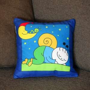 Bogyó és Babóca Dekokissen mit schlafender Schnecke auf blauem Hintergrund - Bettwäsche