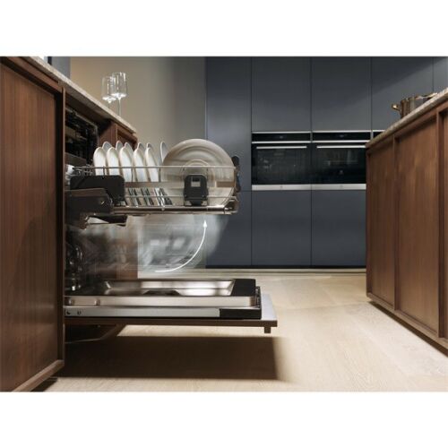 Electrolux EEC87400W ComfortLift mosogatógép használat közben, alsó kosár emelése