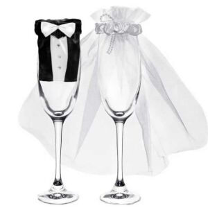 Esküvői pezsgőspoharak menyasszonynak és vőlegénynek öltöztetve. Díszes esküvői koccintópoharak. - Ajándékötlet esküvőre