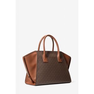 Brązowa torba Michael Kors Avril Signature izolowana na białym tle - Torebki