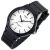 Közelkép a Casio MW-240-7E férfi karóráról fehér számlappal és fekete szíjjal