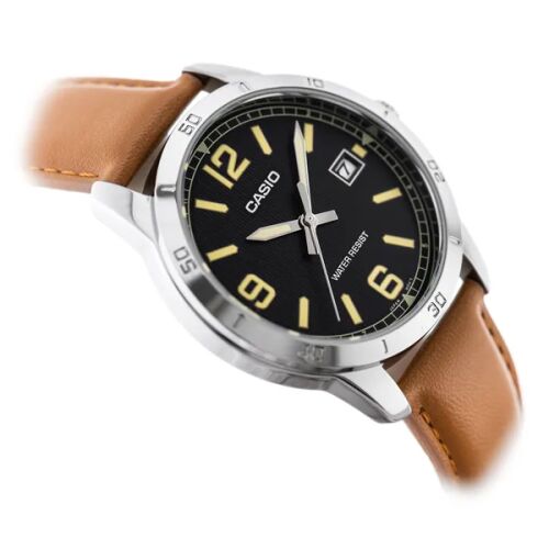 Schräge Ansicht der Casio MTP-V004L-1B2 Herrenuhr mit braunem Lederarmband