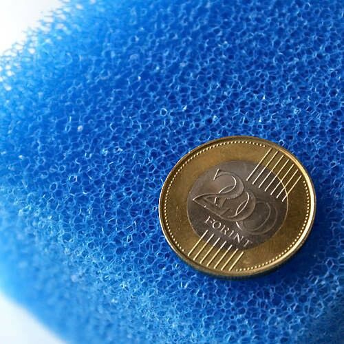 Kék akváriumi szűrő szivacs kocka, méret összehasonlítás 20 forintos érmével - Akvárium szűrő kiegészítő