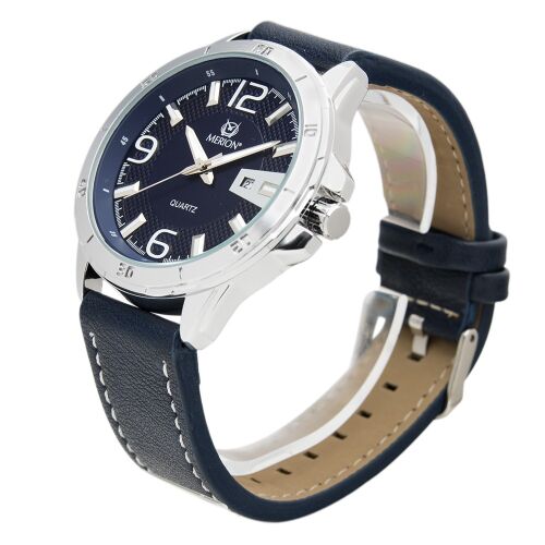 Schräge Ansicht der Merion Herrenuhr mit blauem Zifferblatt und Lederarmband