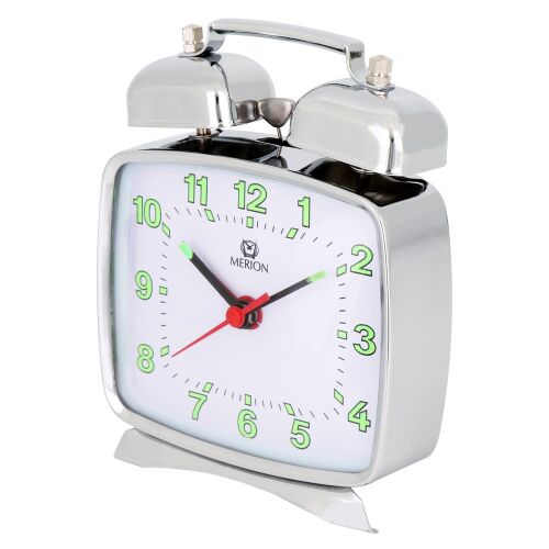 Angewinkelte Ansicht des Merion silbernen mechanischen Weckers