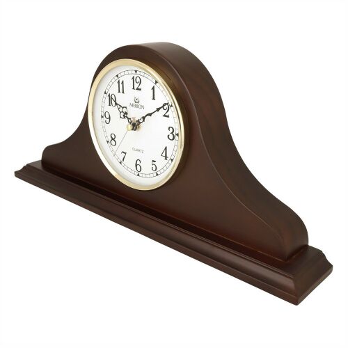 Kutni pogled na Merion kamin sat od orahovog drveta