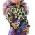 Nahaufnahme der Monster High Clawdeen Wolf Puppe mit Buch