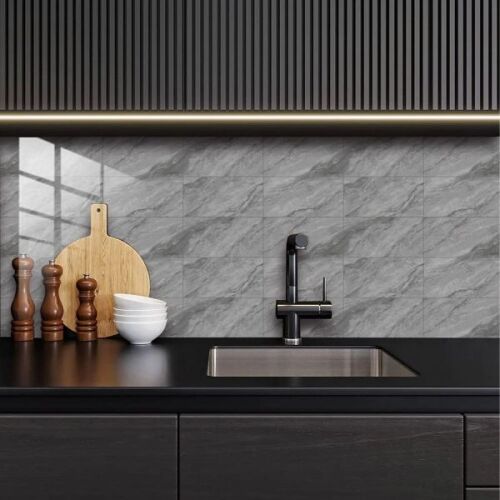 Kuchnia z samoprzylepnymi panelami ściennymi z efektem marmuru