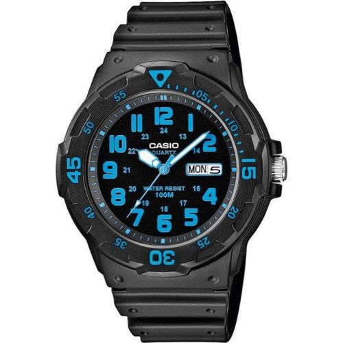 Casio Herrenuhr mit schwarzem Harzarmband und blauen Akzenten, wasserdicht bis 100m